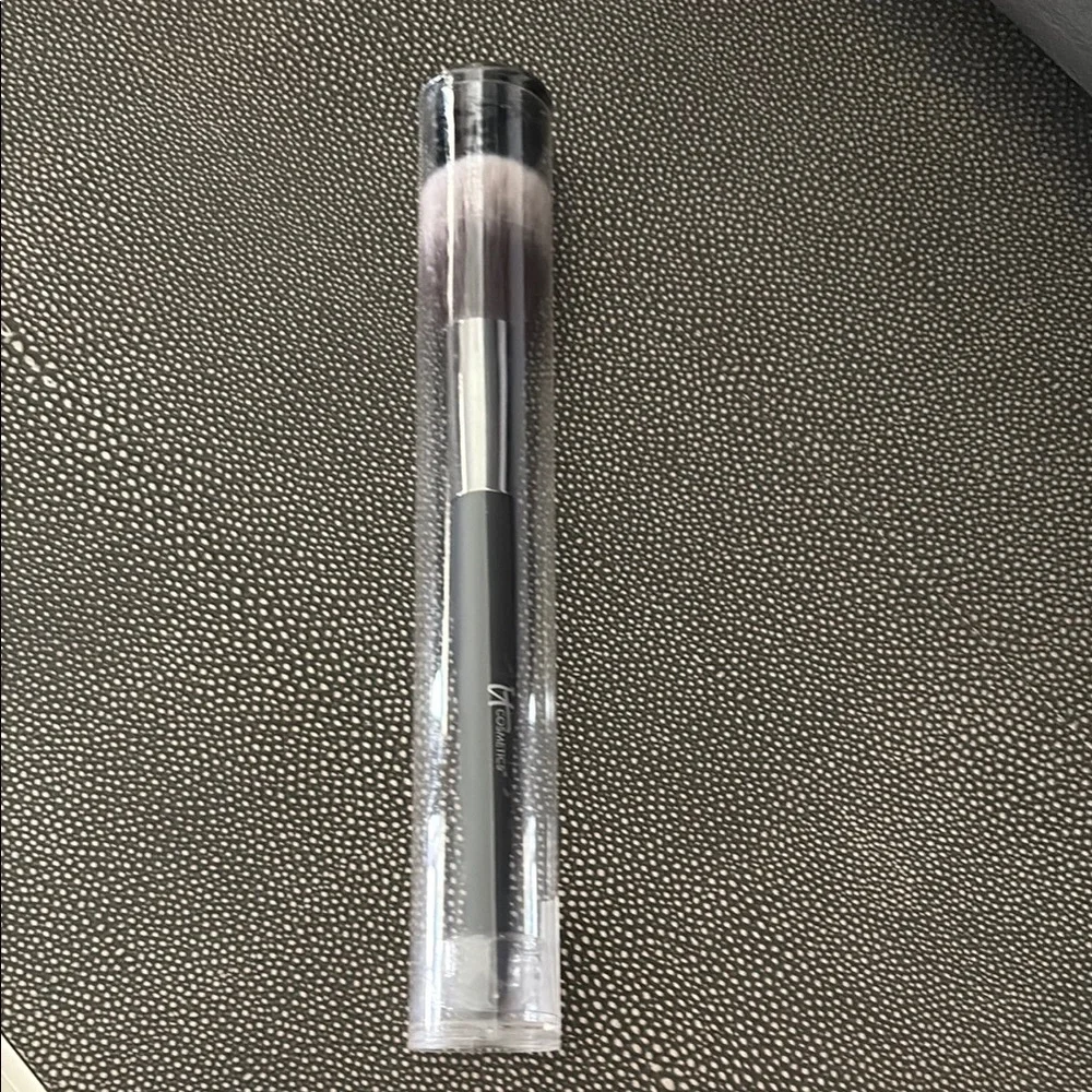 ✨ HOST PIC✨ IT Cosmetics Heavenly Luxe Jumbo Powder Brush — Ultra Plush, New